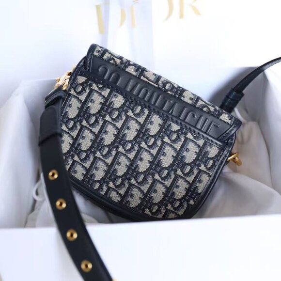 Classic DIOR Bag: A Stylish and Versatile Choice for Elegance - Picture 3 of 6